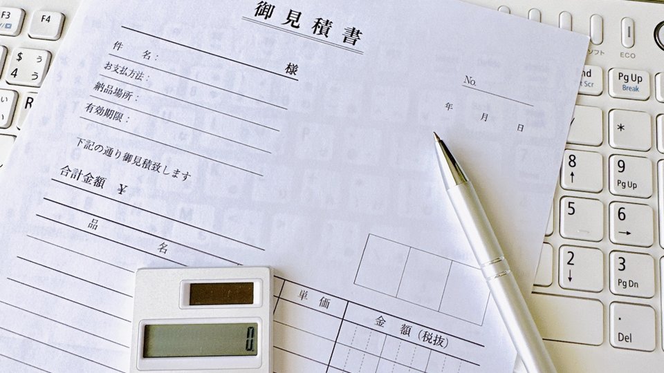 成約事例の比較や資料作成を行う机
